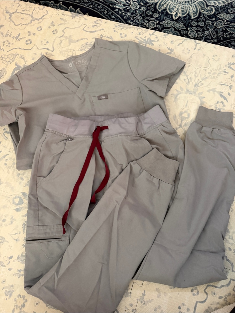 Figs XS Charcoal Gray Scrub Set with Burgundy Drawstring - Picture 1 of 8